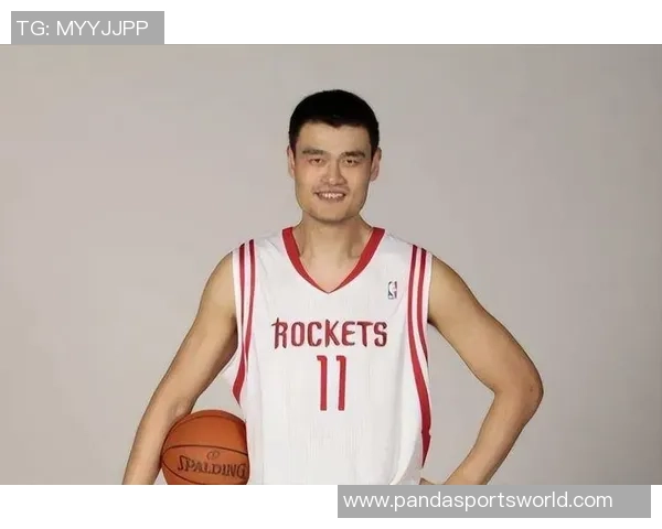 姚明谈篮球场内外的差异：透明竞技与复杂人生的对比分析