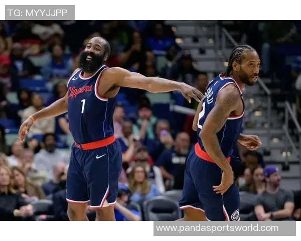 快船半场小幅领先灰熊哈登小卡联手发力助队取胜